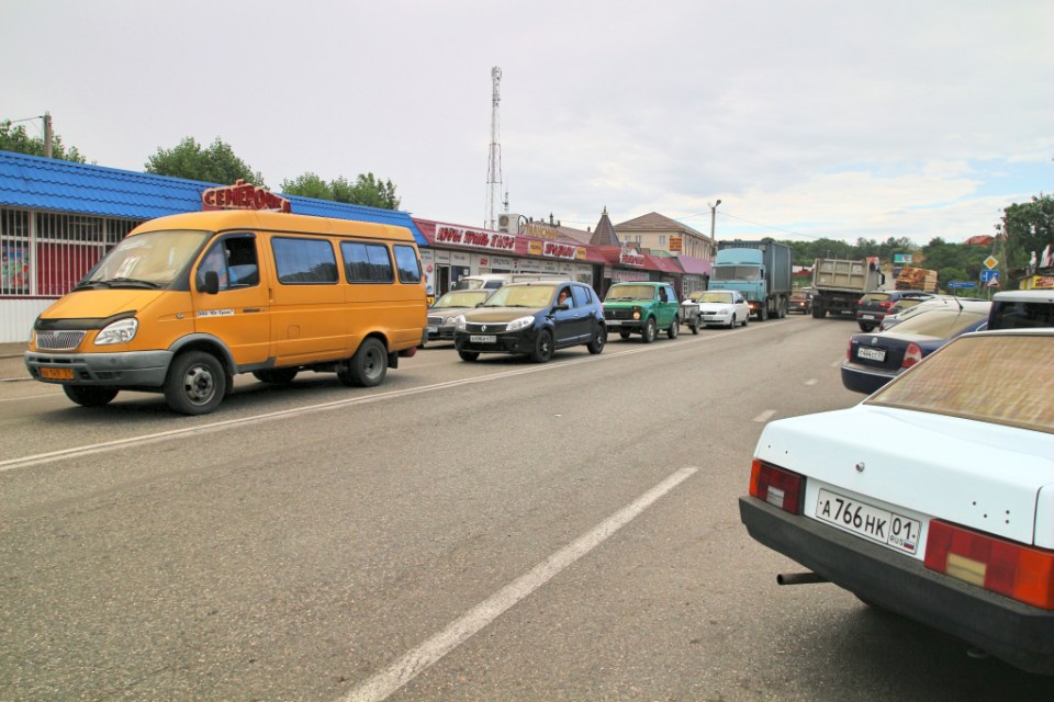 Liikennettä bussipysäkin ympäristössä