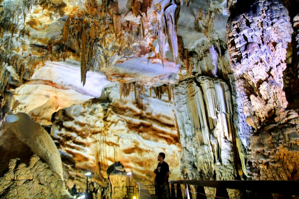 Pieni ihminen ja iso luola