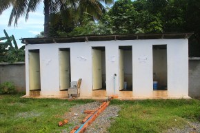 Kambodzalainen WC-rakennus ja maksupiste