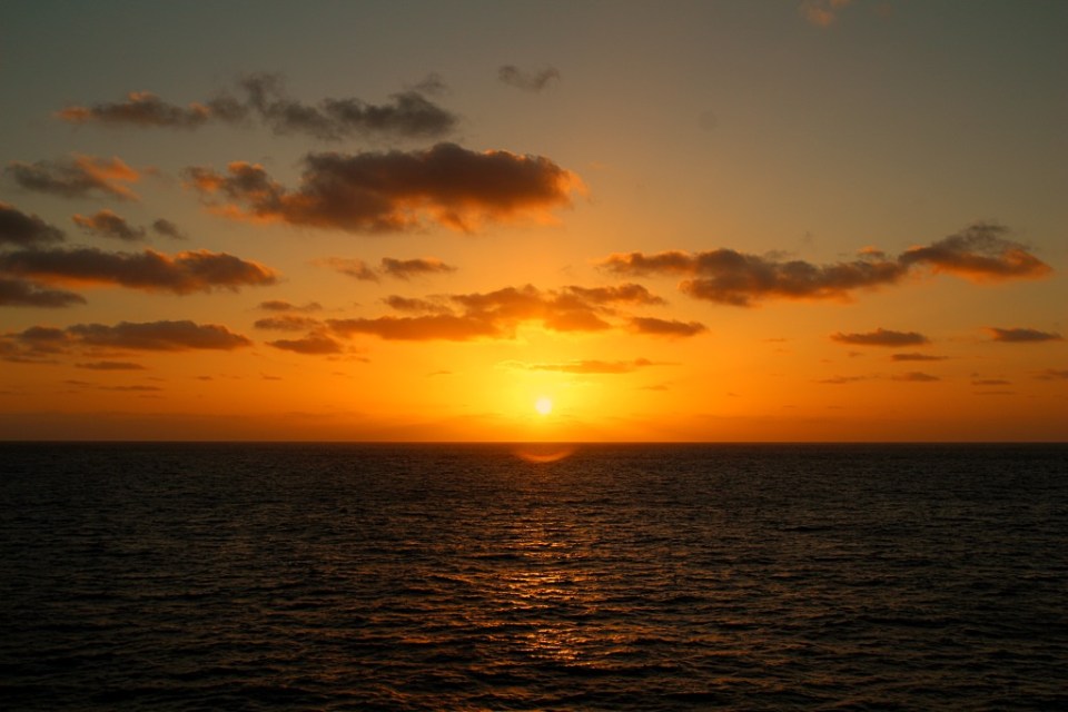 Mahtavia auringonlaskuja avomerellä