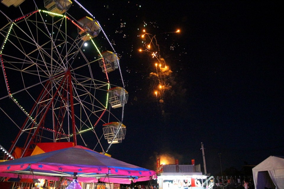 Ilotulitukset ja kaikki