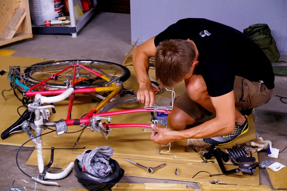 Tavaratelineiden asentamista Mirvan pyörään