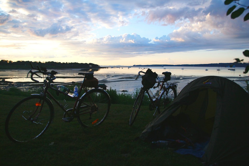 Leiriytyneenä kirkon pihaan, Rockland