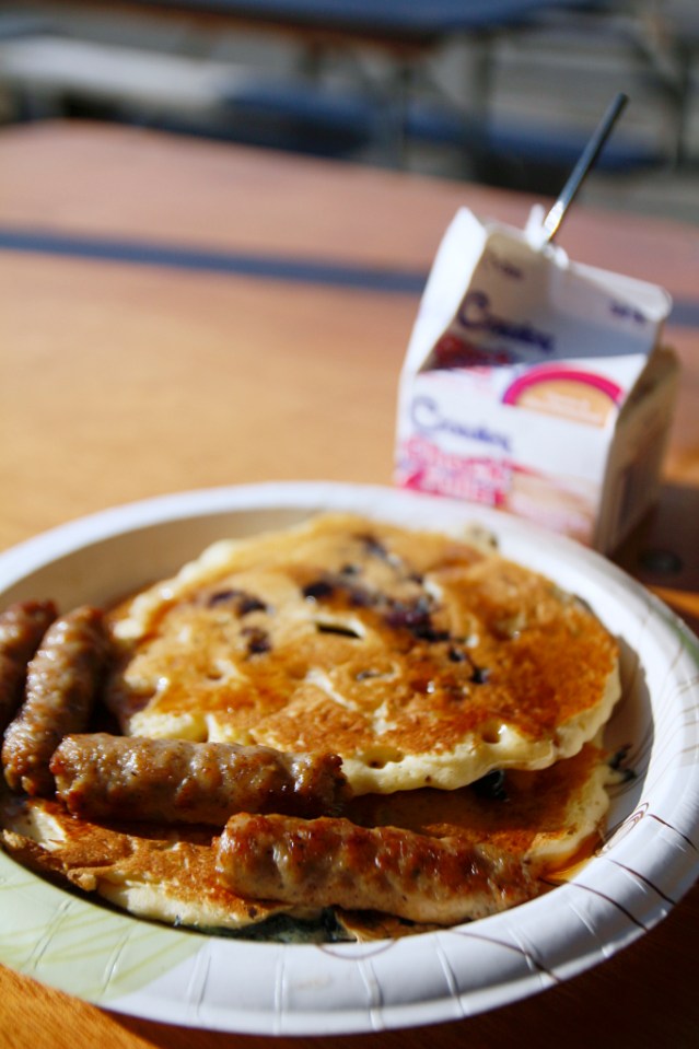 Mustikkapannareita, makkaroita, suklaamaitoa ja siirappia