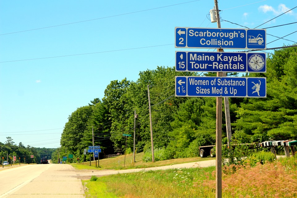 Mielenkiintoisia tiekylttejä