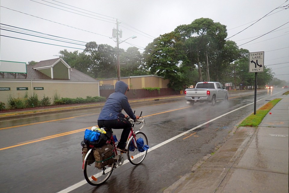 Ja vieläki sataa, Long Island
