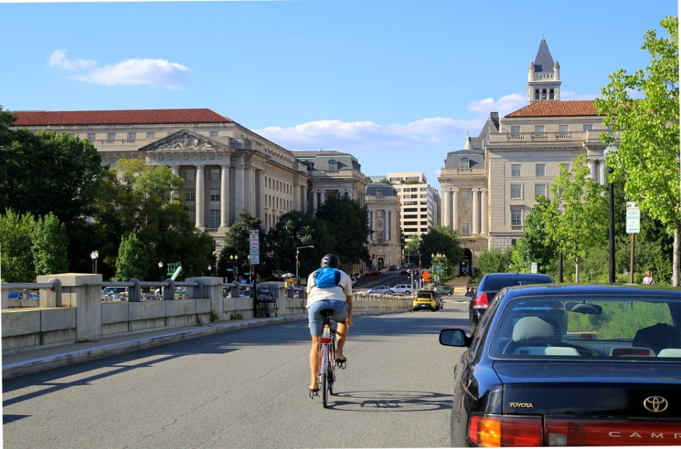 Yksin leveällä tiellä