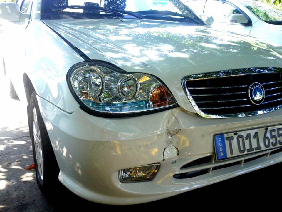 Pakoputken jälki keulassa komeilee