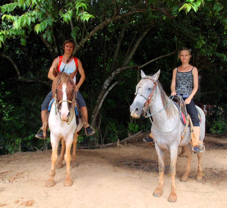 Mikko ja Olga ratsuineen