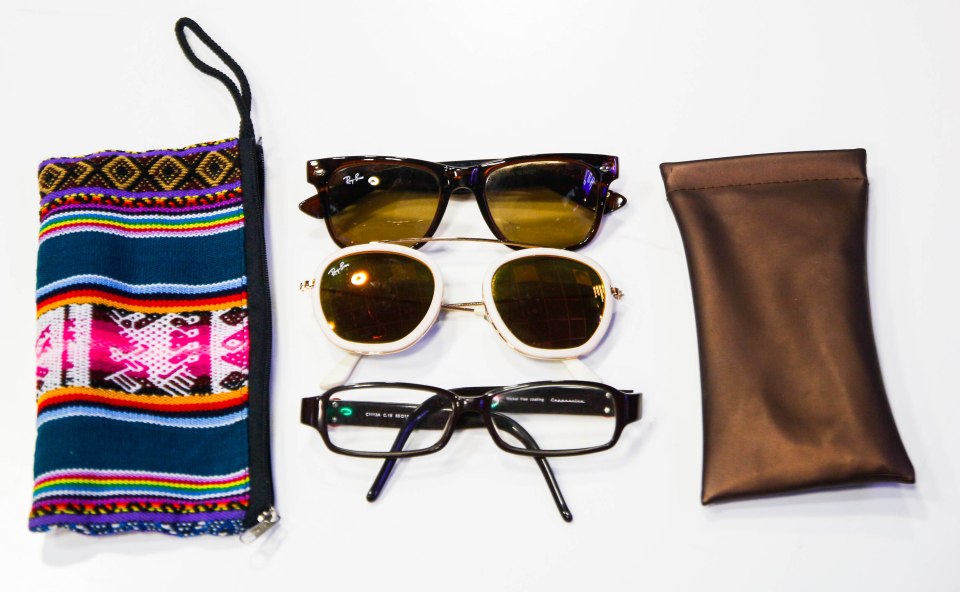 2 pussukkaa, 2 arskat, 1 lasit